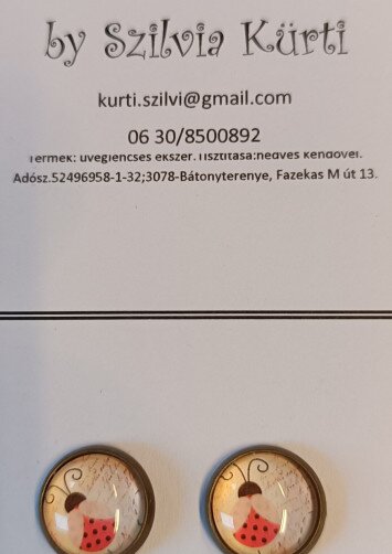 Fülbevaló üveglencsés